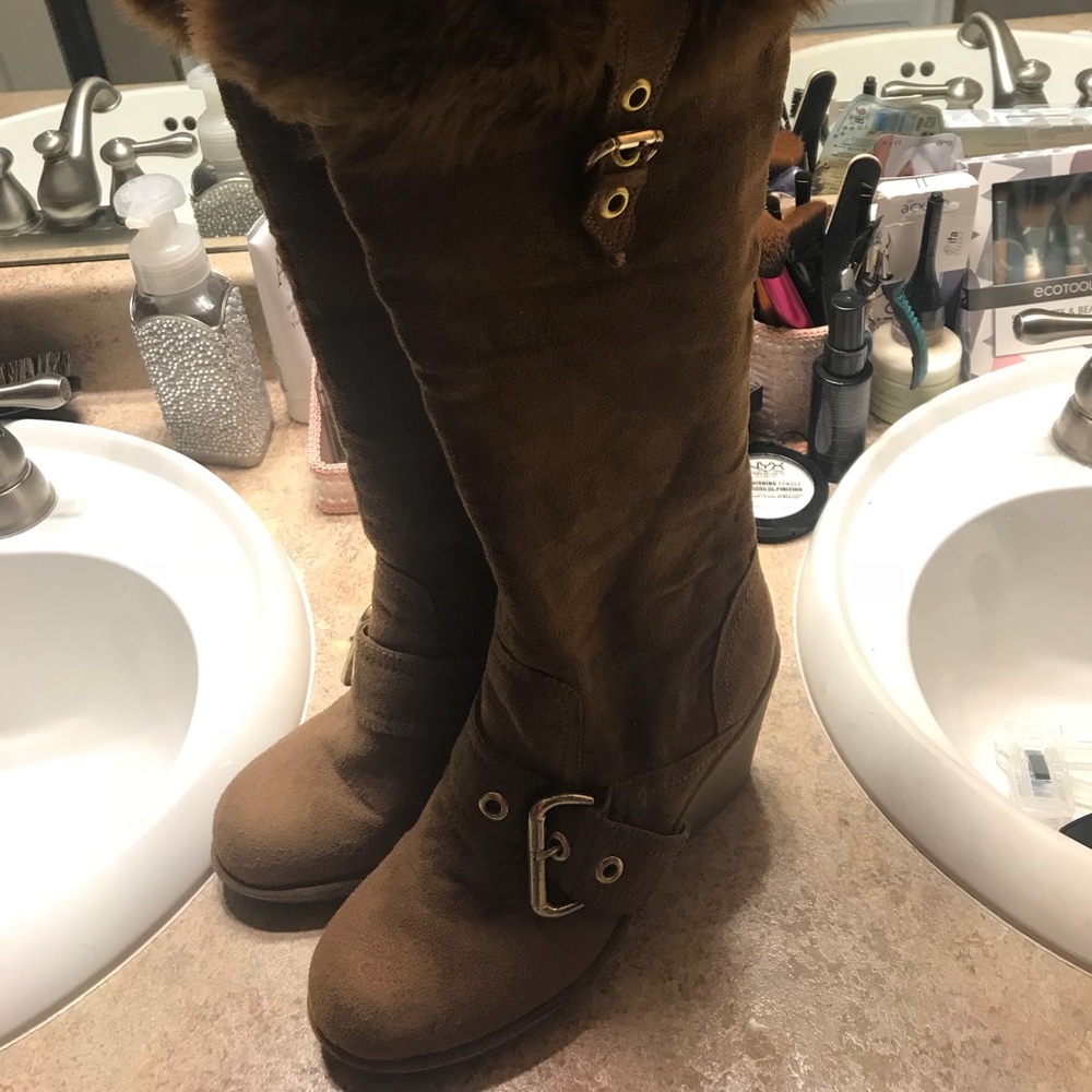Wedged boots.